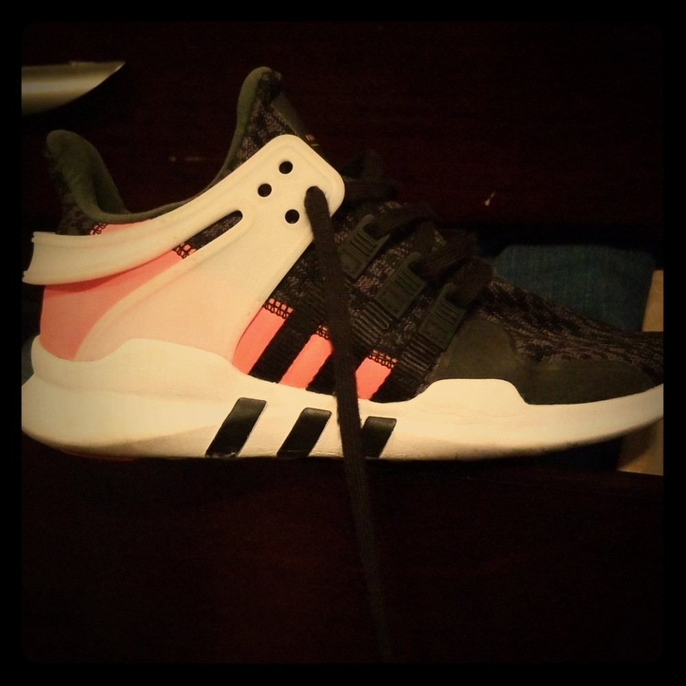 Tennis shoes